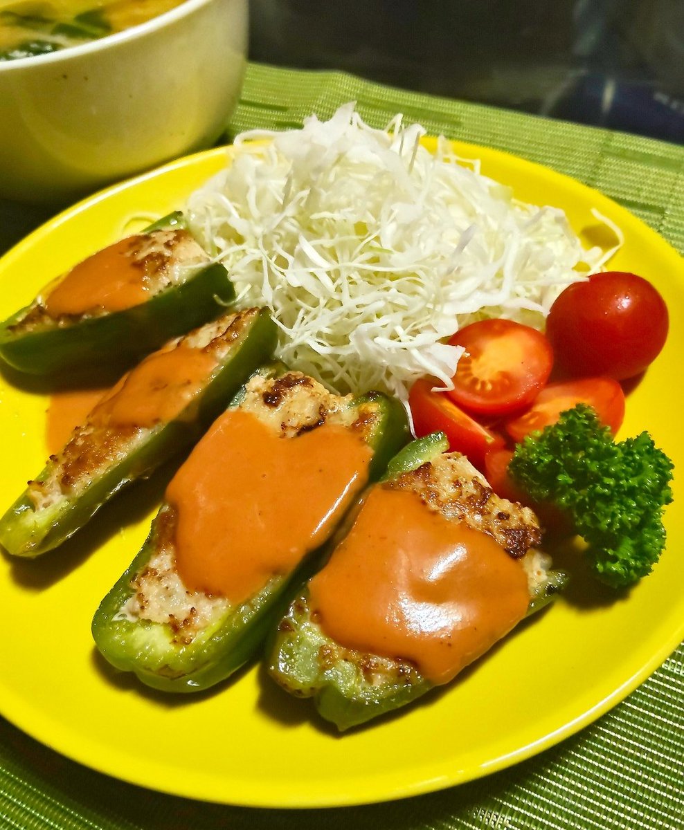 cnw6Y2ASdw59352's tweet photo. 「料理できない」と言われた私ですが、今日の晩ご飯は成功？失敗？
判定をお願いします✨

◇ピーマン肉詰め
◇小松菜とえのきのお味噌汁

過去の男たちに言い返すより、淡々と自分の生活を整える方が気持ちの良いものですね🍚💕

 #自炊 
 #一人暮らしご飯 https://t.co/4lPHTzw44I