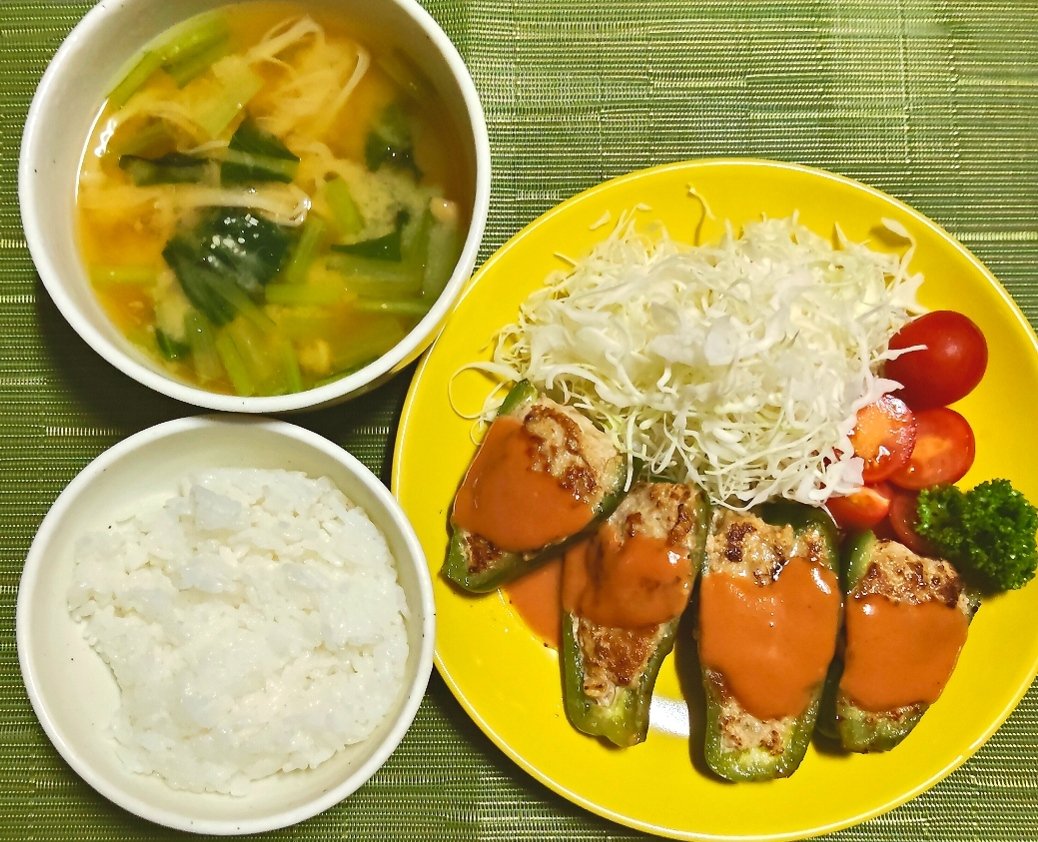 cnw6Y2ASdw59352's tweet photo. 「料理できない」と言われた私ですが、今日の晩ご飯は成功？失敗？
判定をお願いします✨

◇ピーマン肉詰め
◇小松菜とえのきのお味噌汁

過去の男たちに言い返すより、淡々と自分の生活を整える方が気持ちの良いものですね🍚💕

 #自炊 
 #一人暮らしご飯 https://t.co/4lPHTzw44I