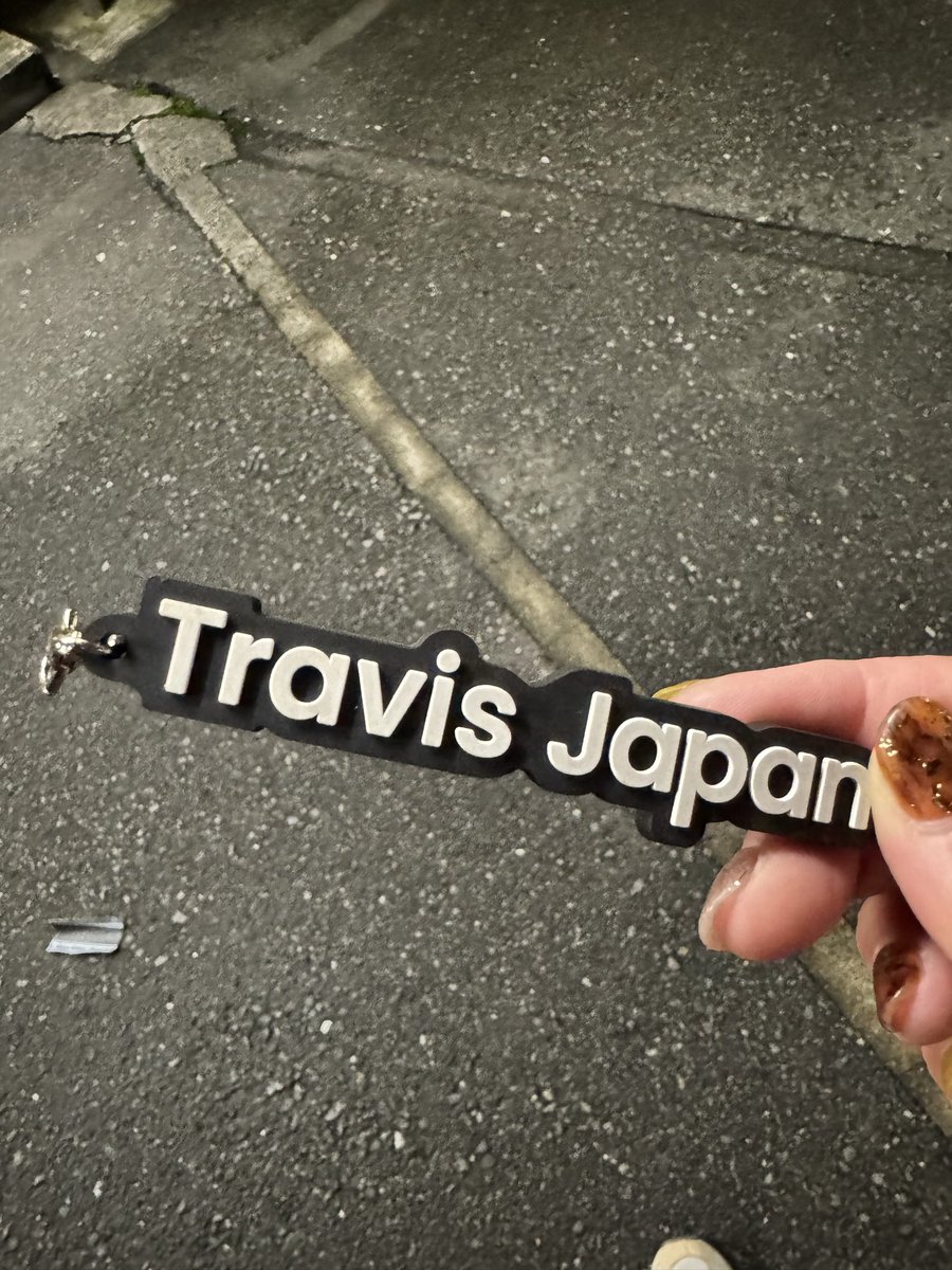 Chiakipeacelife's tweet photo. 私が落としたと思って慌てて拾ったら私のスマホにはついてた！
なので落とし物です！！！
吉祥寺のあさひ病院近くの路上で拾いました！
斜め前のミニストップの柵に引っ掛けてあります！
落とした人に届け‼️
#TravisJapan
#キーホルダー https://t.co/DIYCqJZEhx