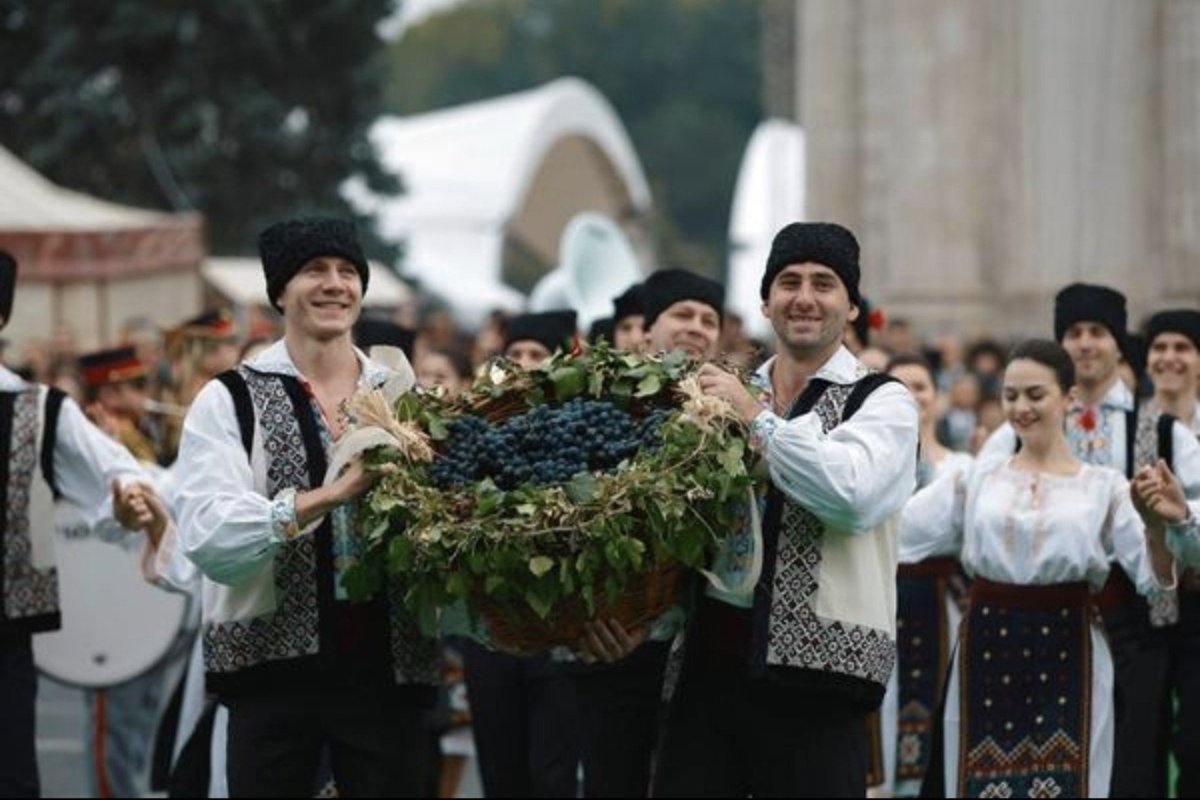 DanielaRusaqid's tweet photo. 🍷🇲🇩 Abia aștept Ziua Națională a Vinului! 😍 Pe 3–4 octombrie, Chișinău se umple de vinuri moldovenești, mâncare bună și muzică. ❤️
Simt că va fi o atmosferă super faină! 🍇✨
#Moldova #Vin https://t.co/yK1sg5Nwlg