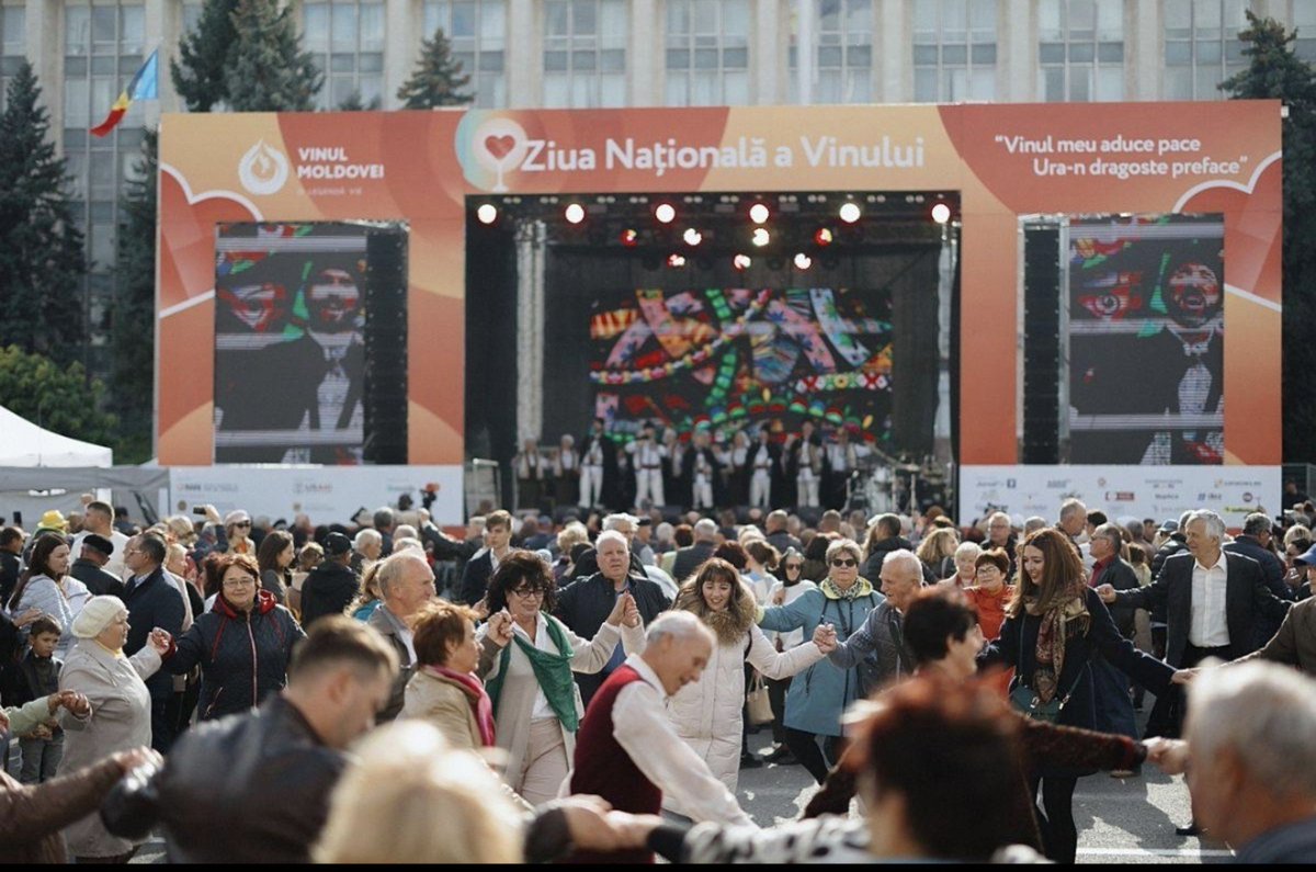 DanielaRusaqid's tweet photo. 🍷🇲🇩 Abia aștept Ziua Națională a Vinului! 😍 Pe 3–4 octombrie, Chișinău se umple de vinuri moldovenești, mâncare bună și muzică. ❤️
Simt că va fi o atmosferă super faină! 🍇✨
#Moldova #Vin https://t.co/yK1sg5Nwlg