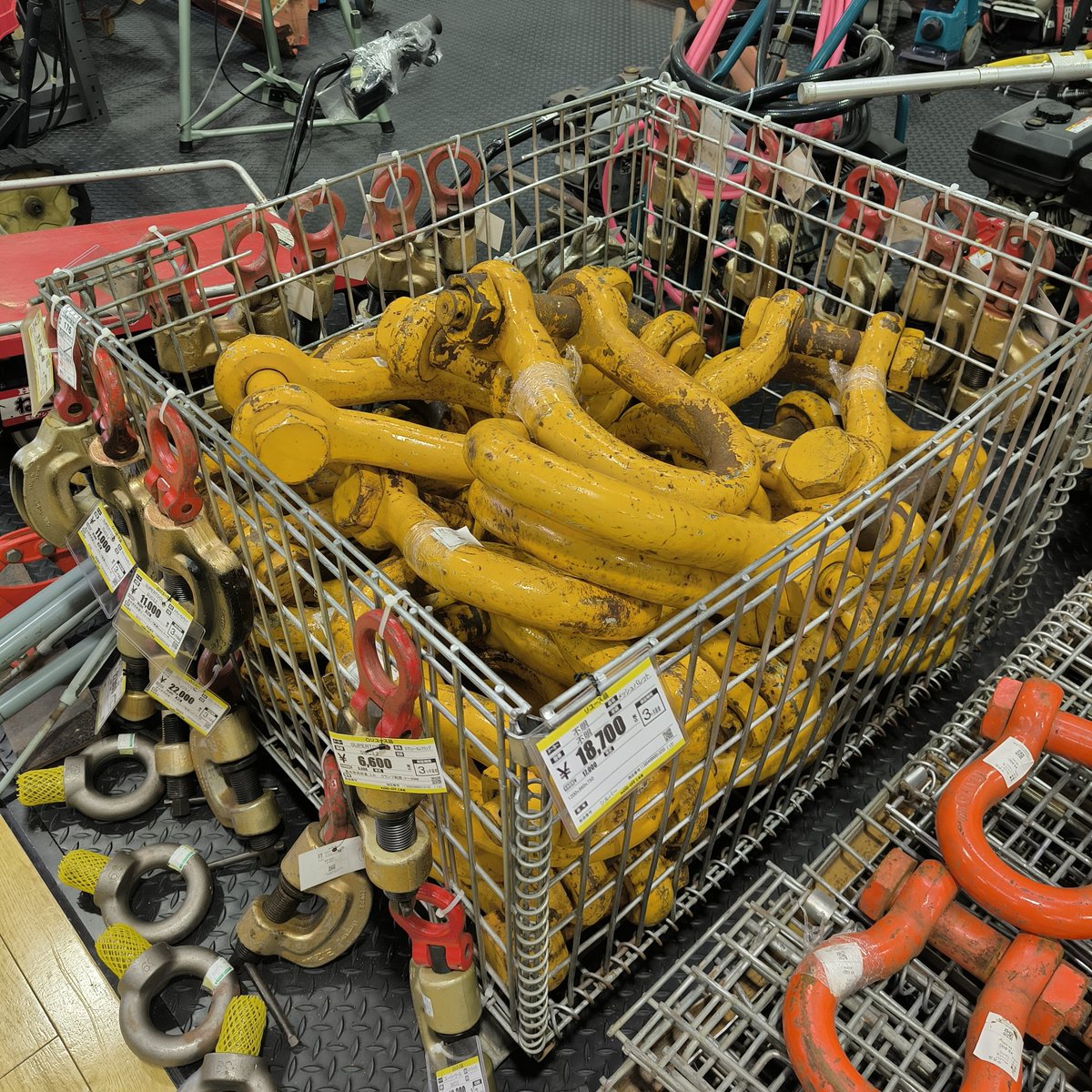 salmon_tcr's tweet photo. 燕のハードオフ工具館、品揃えが頭おかしい…こんなん誰が買うんや😇 https://t.co/pyx3Fqqc2j