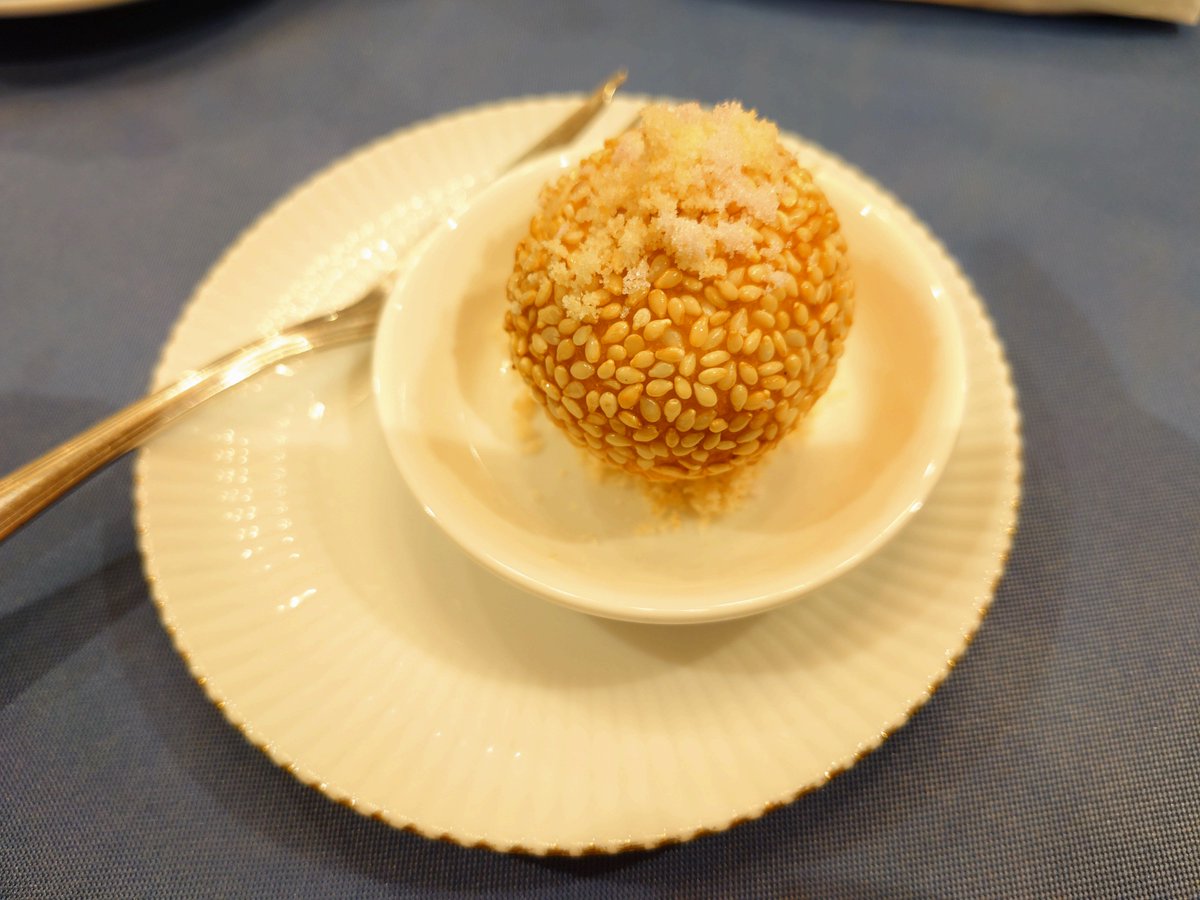 nico_rorun's tweet photo. すごいお上品なごま団子(250円) https://t.co/oa2QK1YCeK