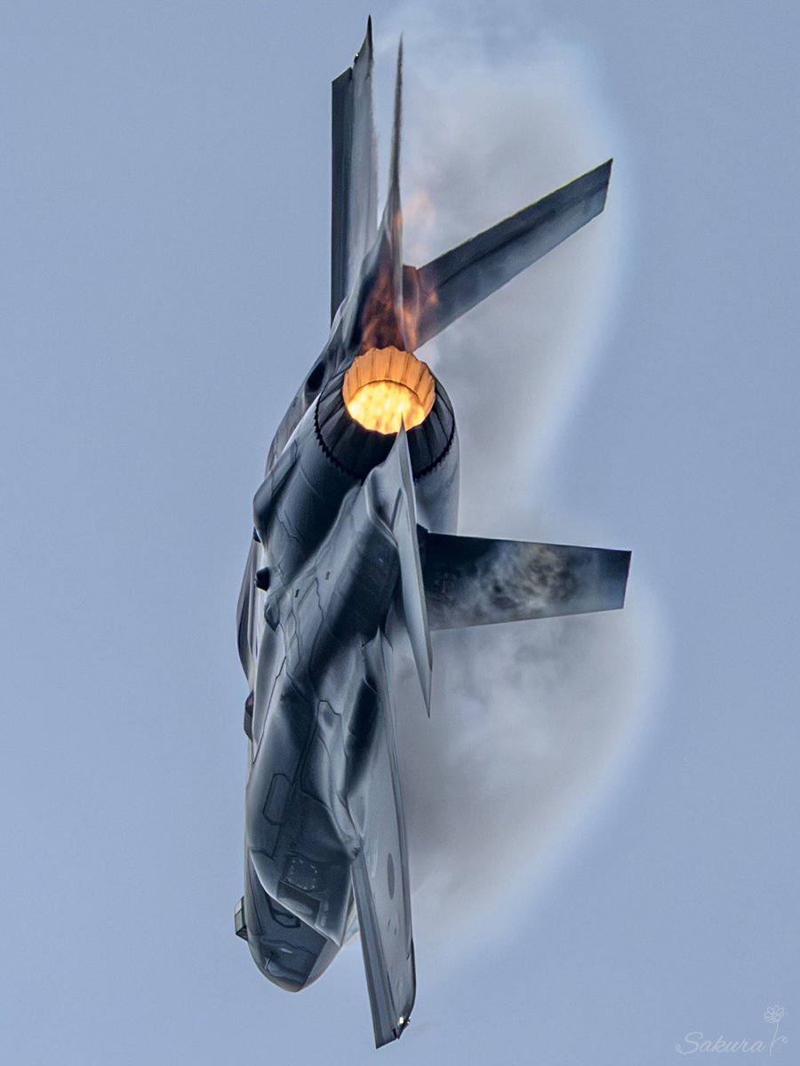sakuraing64's tweet photo. F-35の機動飛行カッコ良すぎました！
#令和８年度小松基地航空祭を盛り上げよう https://t.co/qLmwUmEjED