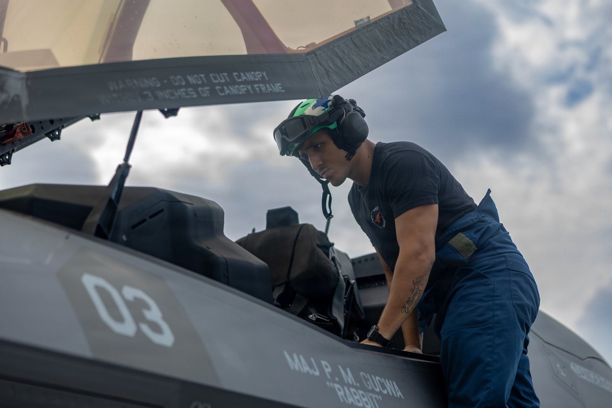 IIIMEF_JP's tweet photo. 2026年9月5日、グアムのアンダーセン空軍基地にて、第1海兵航空団の機体整備員である米海兵隊のホセ・J・シントロン3等軍曹が、F-35BライトニングIIの飛行前点検を実施しました。 @1stMAW_Marines https://t.co/r1OCj0VP1u