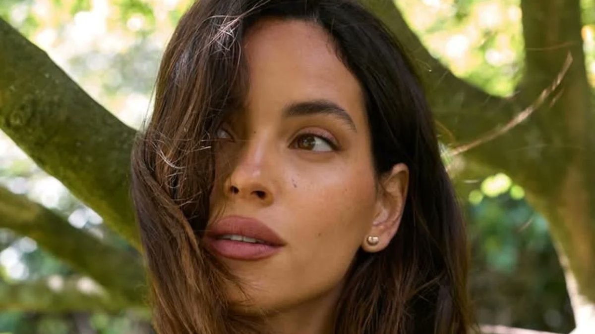 adams_1920's tweet photo. ‘Man of Tomorrow’ Star Adria Arjona Brings Sleek All-Black Power to Max Mara’s Milan Show https://t.co/JSbtGESdp7 https://t.co/gTVkLIEw0E