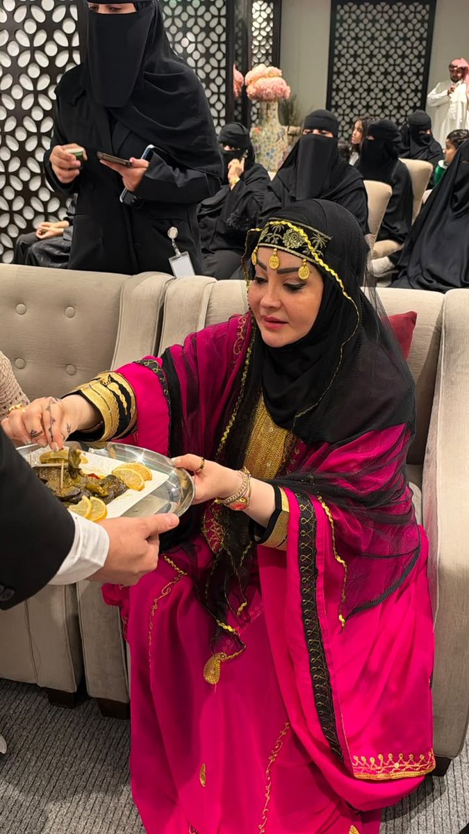 Noraalshaaban's tweet photo. متعة أن تعيش تفاصيل ثقافة مدن الوطن العظيم، وتستمد معرفتك من جذور الإرث الأصيل.
في فعالية #حكاية_إرث، وفي إطار التعاون المثمر مع فندق "هوليدي فيلا" بـ #حائل ، غمرتني السعادة والاعتزاز حين ألبستني السيدات الحرفيات المبدعات "ثوب المُسَرح" التراثي الحائلي، وأتذوق الكبيبة الحائلية اللذيذة، لأعيش أصالة هذا التاريخ العريق بكل فخر.

شاهدت هذا التطور المُبهر في حرفنا الوطنية والذي يُجسد قوة ناعمة ورسالة حضارية سامية، سأعمل بشغف على نقل هذه الروح الحائلية المبدعة عبر مسارات التبادل الثقافي والدبلوماسية العامة؛ ليرى العالم عظمة إرثنا وعمق إنجاز نسائنا السعوديات. 🇸🇦

#حكاية_إرث #التبادل_الثقافي