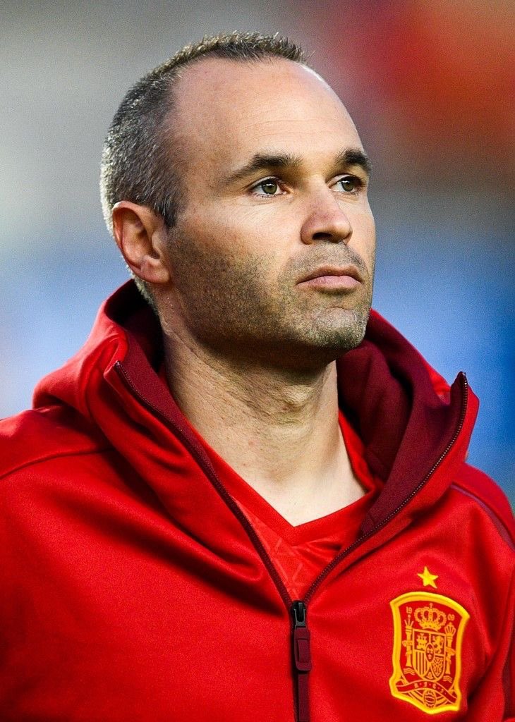 pitch_aura's tweet photo. When he plays for Spain.                        When he plays for Barcelona. https://t.co/vEe09s8EQk