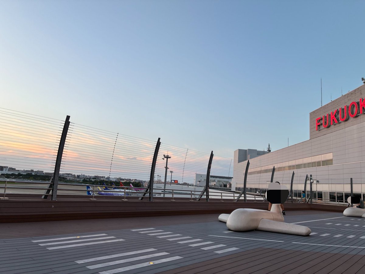 Atmsan03's tweet photo. シルバーウィーク最終日でラウンジなんてクソ混みだろうなと思ってコーヒー買って、展望デッキ行った

雨と混雑さえなければラウンジよりこっちの方が好きだった https://t.co/OTpc8W2s9u