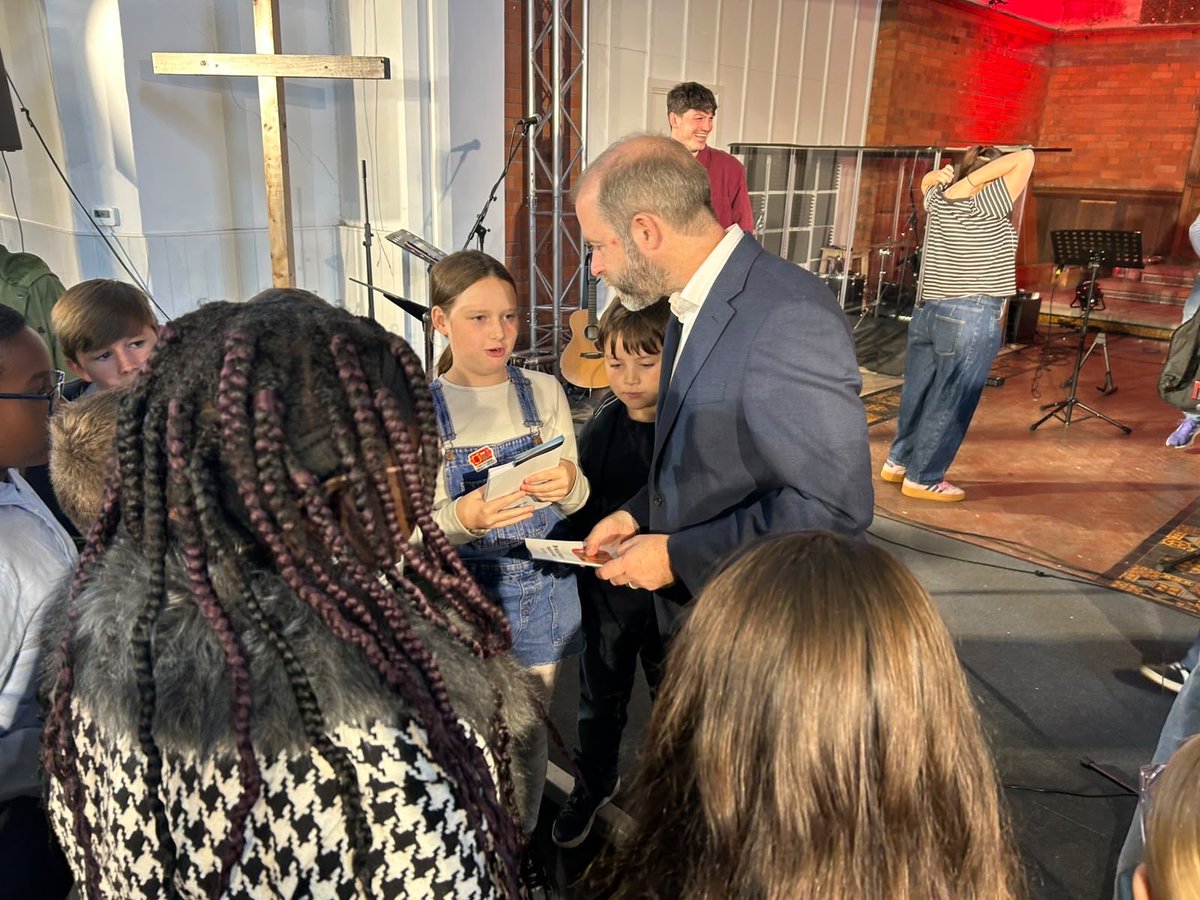 NoChildBehindUK's tweet photo. Great to meet @jreynoldsMP this morning at the Sunday Service for #LabourConference 👋🏼

The children made their case for Free School Meals for All - and he said he'd pass on the message to the Prime Minister.

Thank you for listening and speaking to Liverpool pupils about the campaign.