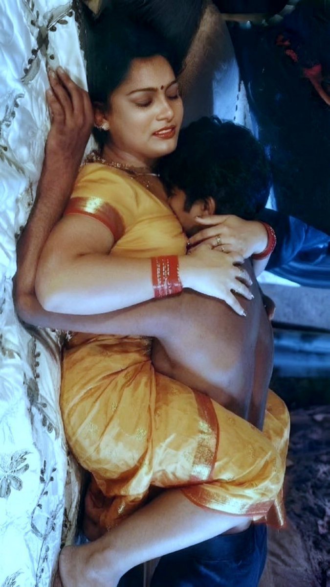 VijayRui16's tweet photo. Naan varra varaikkum avan kooda padukkathadi, hall la wait panna sollu. Naan vanthathukku appuram nee avana bedroom kulla koottitu poi en kannu munnadi oakkanum appdinu solli vachirunthen en pondatti kitta.

Aana vanthu paatha already oothuttu paduthu kidakkuranga. https://t.co/EsuvhNryI5