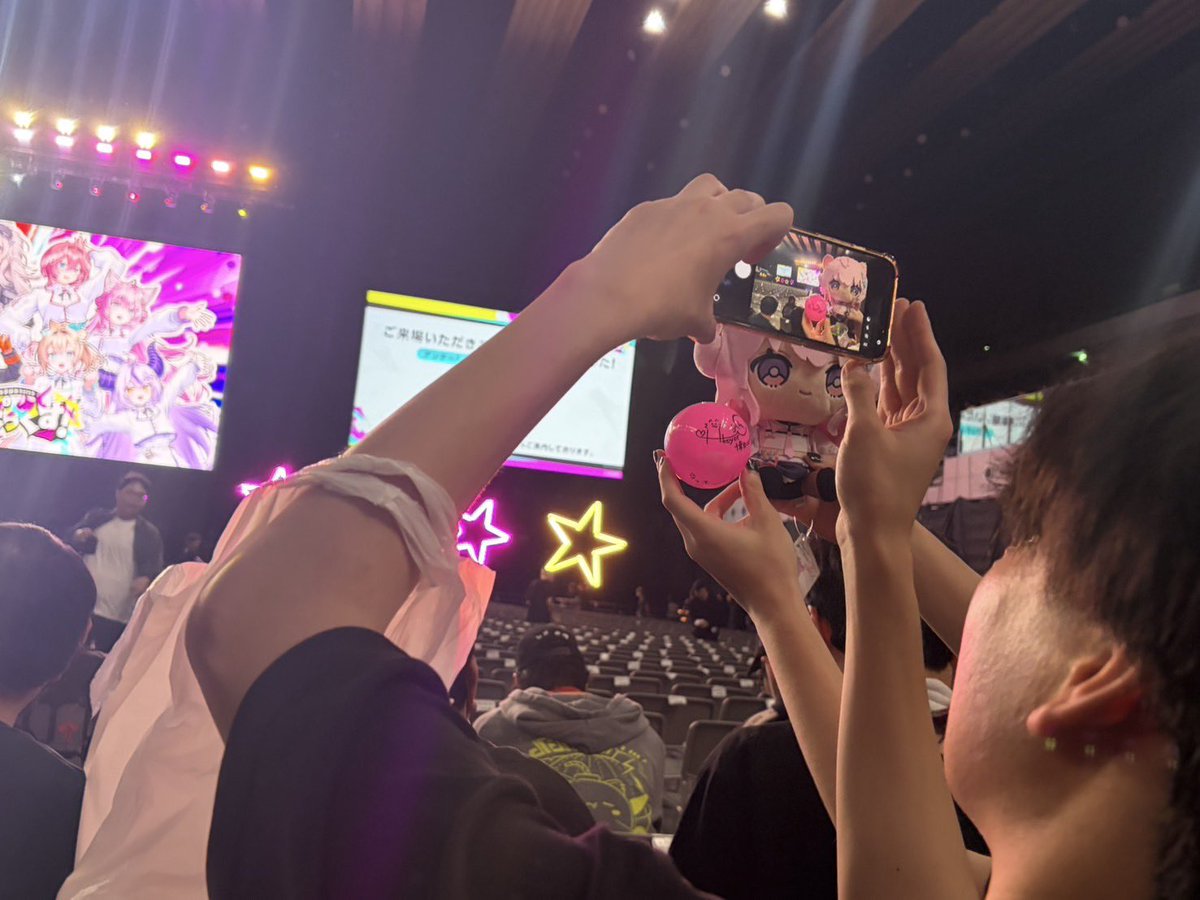 o_zeki831's tweet photo. 弾かれたこよちゃんのサインボールが足元に転がってきたから前にいた助手くんにお譲りした〜
手が震えるほど喜んでたし最推しの手に渡るのが1番いいんだから☺️

#ねぽっくすday2 https://t.co/BXJaJsYOMG