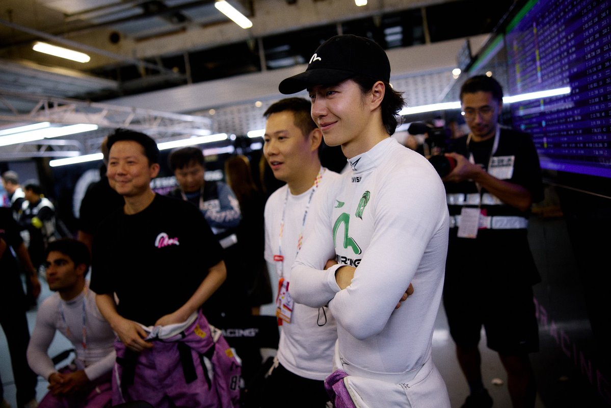 urmyfantastic's tweet photo. โอ้ยยยย รูปนี้เพิ่งปีที่แล้วเอง วันนี้ศิษย์กับครูมาอยู่บนแทร็กเดียวกันเพื่อแข่งกันแล้ว ชั้นเอ้นดู ยิ่งตอนโค้ชฟางแซงอี้ป๋อคือนี่แหละๆๆๆ ศิษย์ต้องเจอครูดิวะ คือบ่งบอกว่าหวังอี้ป๋อมาไกลมากจริงๆ ไม่แปลกใจเลยว่าทำไมนักพากย์เขาถึงให้ฮีเป็น MVP ใน SA Class วันนี้🥺🤏🏻✨ พี่เก่งมากๆเลย https://t.co/YvSPAP1OGS