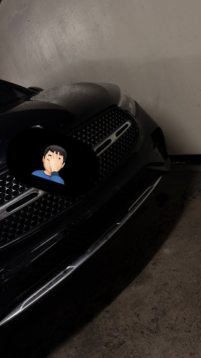 NaneforWe's tweet photo. Did he lose his license plate?
I hope he is okay 

#est_rvp https://t.co/yobleeW36j
