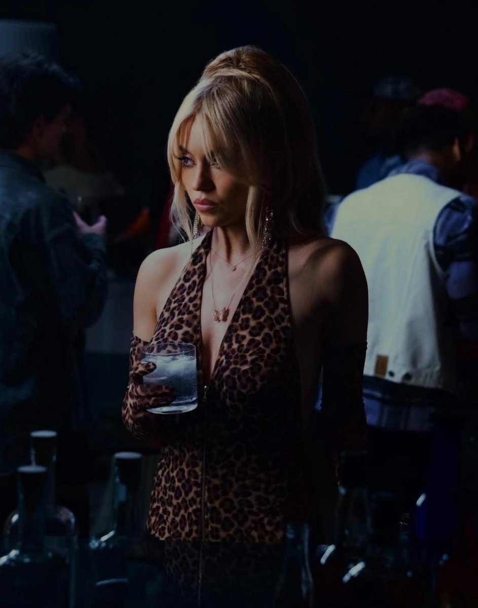 StarCrave_'s tweet photo. Sydney Sweeney as Cassie in Euphoria Season 3 ✨😍📸 https://t.co/EWdNr1QYF5
