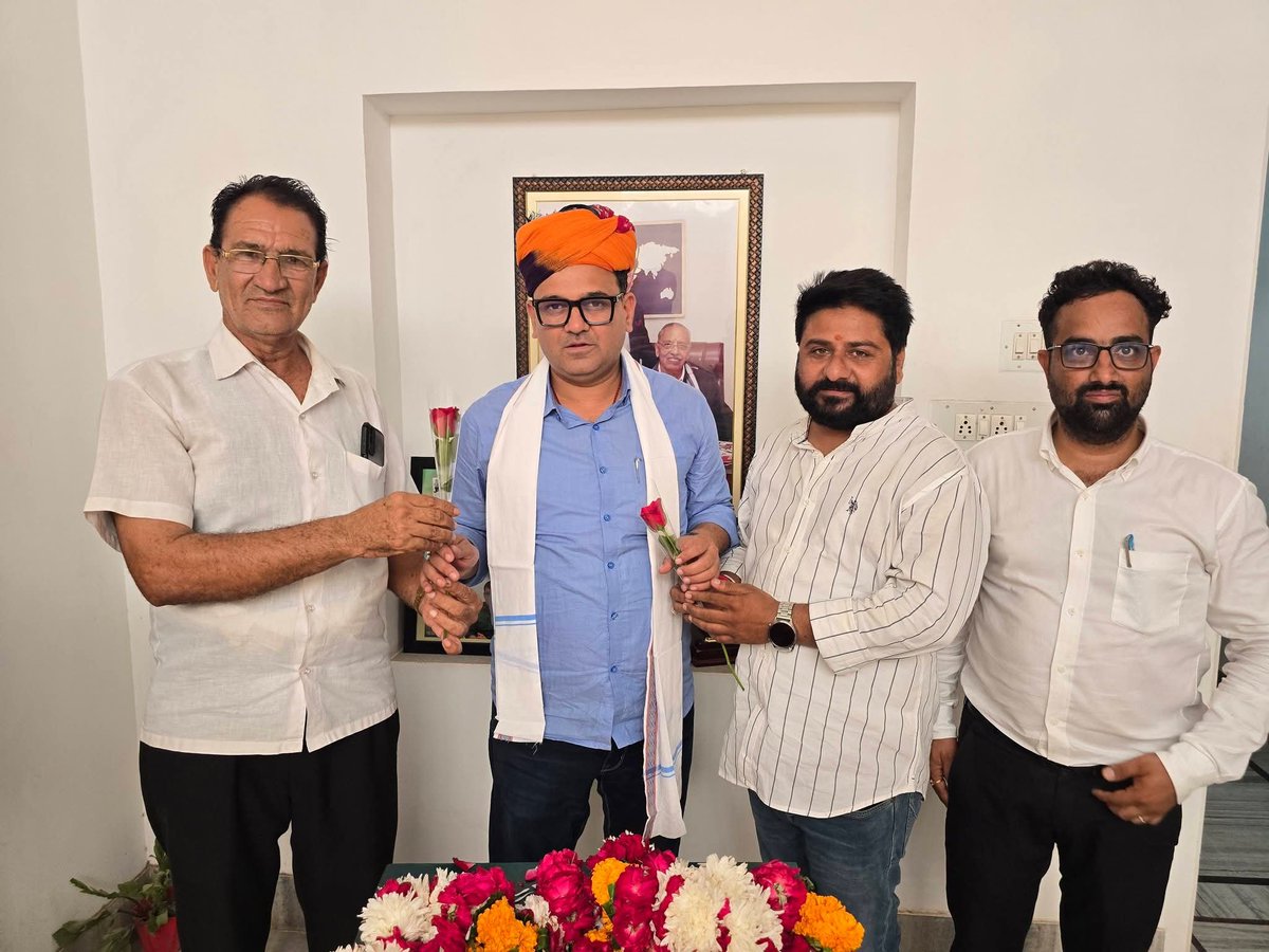 DevraMahen44895's tweet photo. First India News बीकानेर के रेजिडेंट एडिटर श्री लक्ष्मण राघव जी को जन्मदिन की हार्दिक बधाई एवं शुभकामनाएं। 🎂💐

First India News संभाग मुख्यालय पहुंच��र शुभकामनाएं प्रेषित कीं। इस अवसर पर INTUC सेवा दल अध्यक्ष हंसराज जी बिश्नोई एवं निर्मल जी छींपा उपस्थित रहे।

#LaxmanRaghav https://t.co/9MgR2SEUHv