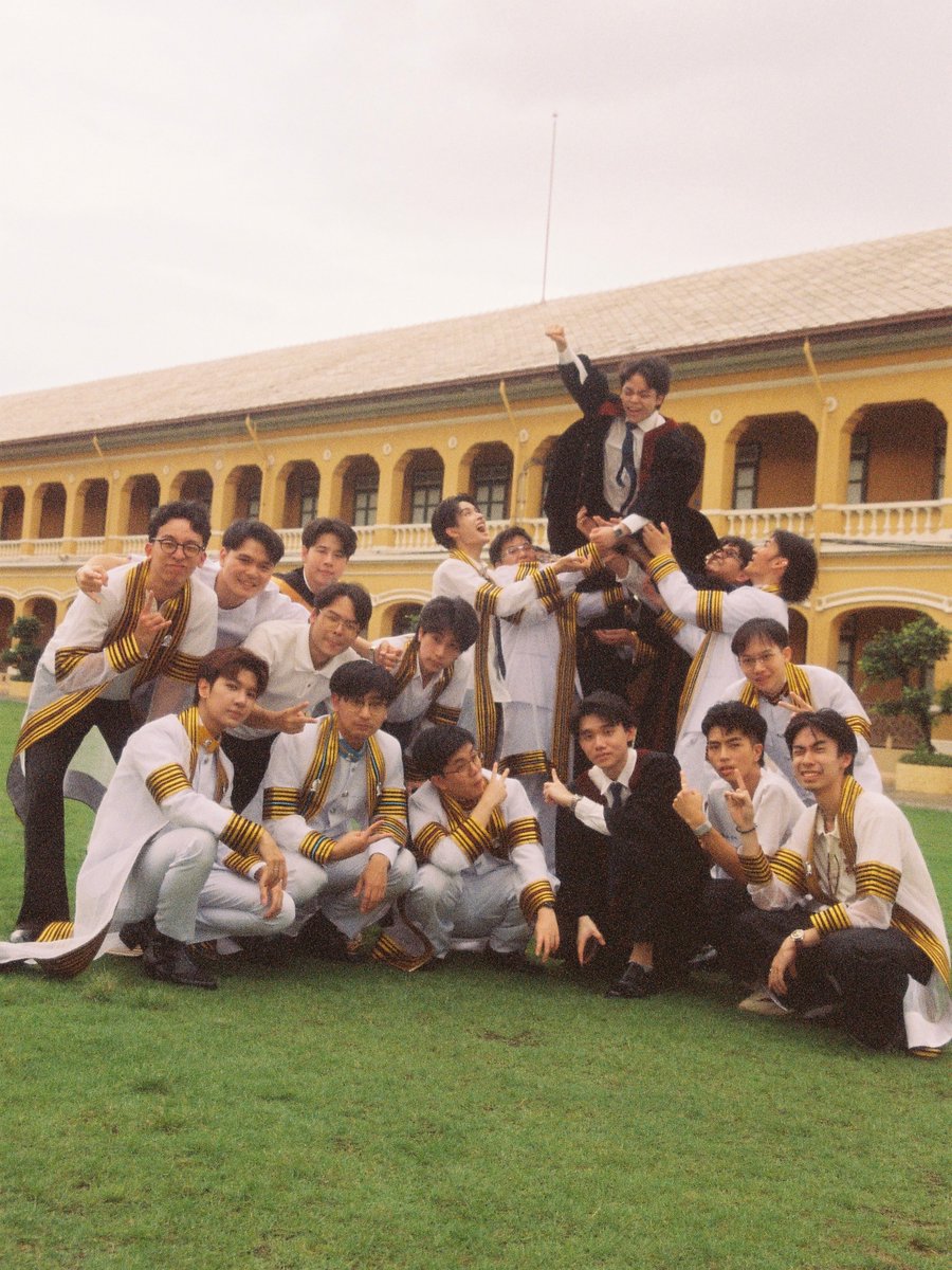 BEUSphilippines's tweet photo. ‧₊˚✧ [ KHUNPOL IG POST UPDATE ] ✧˚₊‧
🗓 09. 27. 2026

— khunpol.busofficial
สมัยป๊าหนุ่มๆ

#KHUNPOL
#BUSbecauseofyouishine 
#KHUNPOLGraduationDay 
#ก็ประมาณนี้ครับขุนไปรับปริญญาละ https://t.co/EtroqbOIV0