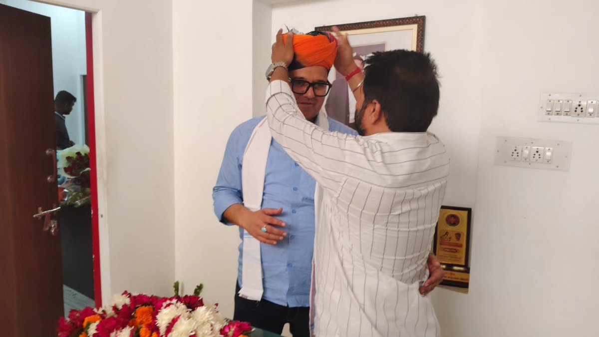 DevraMahen44895's tweet photo. First India News बीकानेर के रेजिडेंट एडिटर श्री लक्ष्मण राघव जी को जन्मदिन की हार्दिक बधाई एवं शुभकामनाएं। 🎂💐

First India News संभाग मुख्यालय पहुंच��र शुभकामनाएं प्रेषित कीं। इस अवसर पर INTUC सेवा दल अध्यक्ष हंसराज जी बिश्नोई एवं निर्मल जी छींपा उपस्थित रहे।

#LaxmanRaghav https://t.co/9MgR2SEUHv