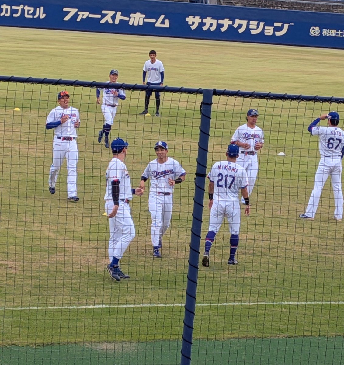 ToiiSf's tweet photo. 推しが元気に楽しそうにしてたし
若竜たちの一生懸命も見れたし
福さんのお別れ登板も見れたし
福谷さん���見れたし
日ハムのバスお見送りできたし
面白いヤジも聞けたし(笑)
滝行みたいな中鵜飼が粘って勝てたし
まぁ終わり良ければ全て良し！
秋のキャンプ頑張れよ！！ https://t.co/kTt9DHqPOl