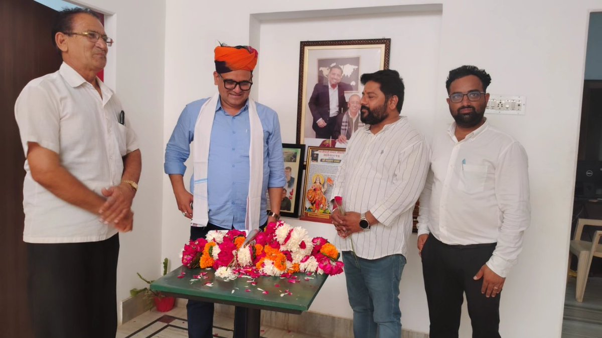 DevraMahen44895's tweet photo. First India News बीकानेर के रेजिडेंट एडिटर श्री लक्ष्मण राघव जी को जन्मदिन की हार्दिक बधाई एवं शुभकामनाएं। 🎂💐

First India News संभाग मुख्यालय पहुंच��र शुभकामनाएं प्रेषित कीं। इस अवसर पर INTUC सेवा दल अध्यक्ष हंसराज जी बिश्नोई एवं निर्मल जी छींपा उपस्थित रहे।

#LaxmanRaghav https://t.co/9MgR2SEUHv
