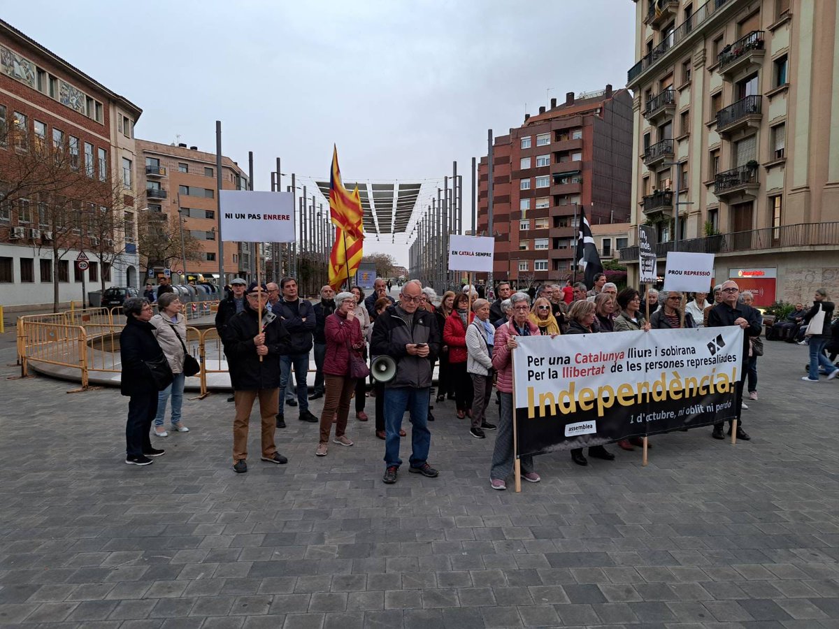 assembleasmxi's tweet photo. A l'hora de reprimir i atacar Catalunya, a les esquerres i les dretes espanyoles els falta temps per aliar-se. 

Necessitem la #independència. 

CONCENTRACIÓ: 
📅 Dilluns 28 de setembre
🕗 8 del vespre
📌 Pl Torres Casanova (al costat de pl de #Sants) https://t.co/yIEuTiGVO3