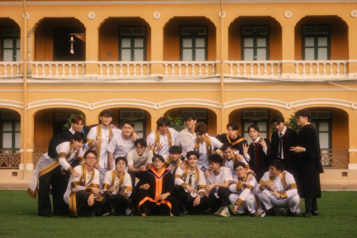 BEUSphilippines's tweet photo. ‧₊˚✧ [ KHUNPOL IG POST UPDATE ] ✧˚₊‧
🗓 09. 27. 2026

— khunpol.busofficial
สมัยป๊าหนุ่มๆ

#KHUNPOL
#BUSbecauseofyouishine 
#KHUNPOLGraduationDay 
#ก็ประมาณนี้ครับขุนไปรับปริญญาละ https://t.co/9v8485yUNW