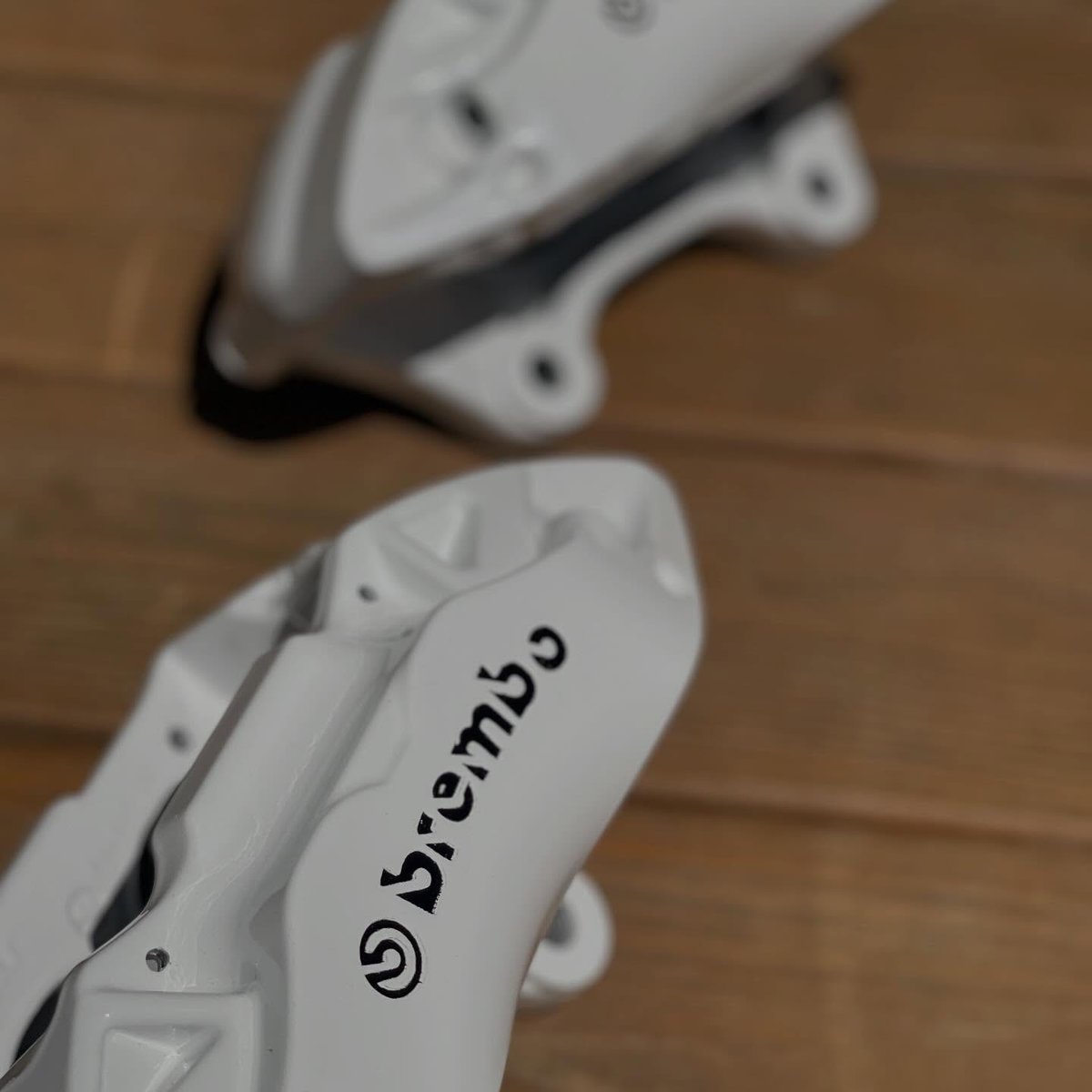 laylathompsonng's tweet photo. Cadillac CTS Brembo calipers

Sticker-free, fully powder-coated 
Powders: Super Mirror White and OEM Black https://t.co/ZB4cuBAhny