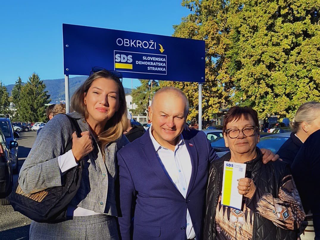 KanglerFranc's tweet photo. Danes je @SDS_Maribor obiskal bolšji sejem v Mariboru na Teznem!  Predreferendumsko vzdušje pravo, ljudje so naklonjeni spremembam, predvsem
pa je pomembno, da je v @strankaSDS  vstopilo 61 novih članov! Čestistke! Obiskala nas je tudi Katja Koren.🙏🇸🇮 @JJansaSDS https://t.co/NBmYZM3BYb