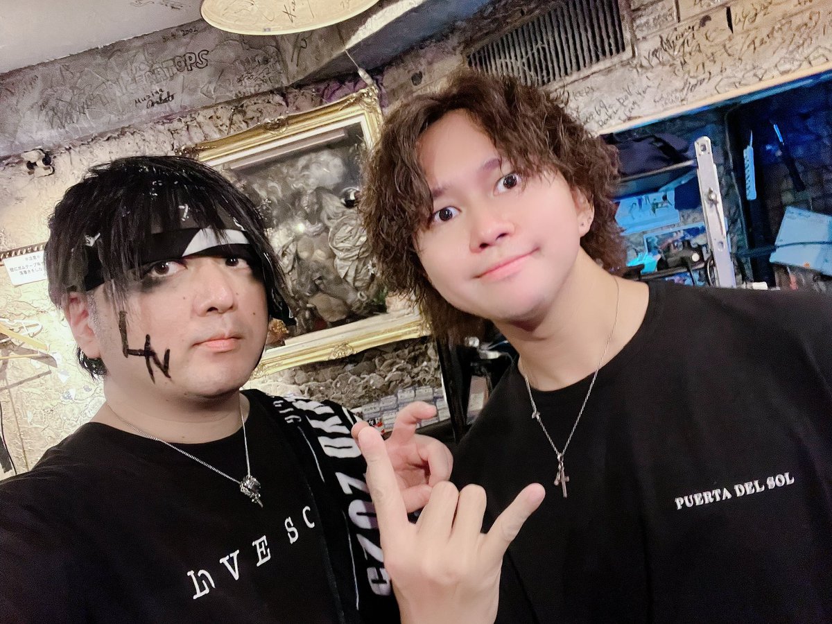inocho_5st_bass's tweet photo. 📸9/27の思ひ出 ❷

①十数年振りの共演だったkazuking🎸

②いつぞやのGLAYセッションで出会ってから数年越しの初共演だったるな氏🥁

③今回初対面だったEvanさん🎸

④同じく今回初対面だったナガイさん🎤

限りなく灰色に近いLUNACIOUS...メンバー🌕

楽しい時間をありがとう‼️また何処かで✨️ https://t.co/zfVN0DWCpT