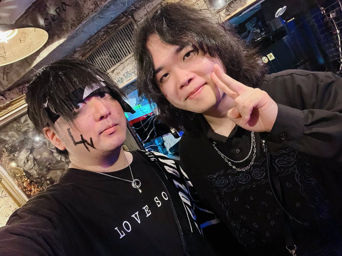 inocho_5st_bass's tweet photo. 📸9/27の思ひ出 ❷

①十数年振りの共演だったkazuking🎸

②いつぞやのGLAYセッションで出会ってから数年越しの初共演だったるな氏🥁

③今回初対面だったEvanさん🎸

④同じく今回初対面だったナガイさん🎤

限りなく灰色に近いLUNACIOUS...メンバー🌕

楽しい時間をありがとう‼️また何処かで✨️ https://t.co/zfVN0DWCpT
