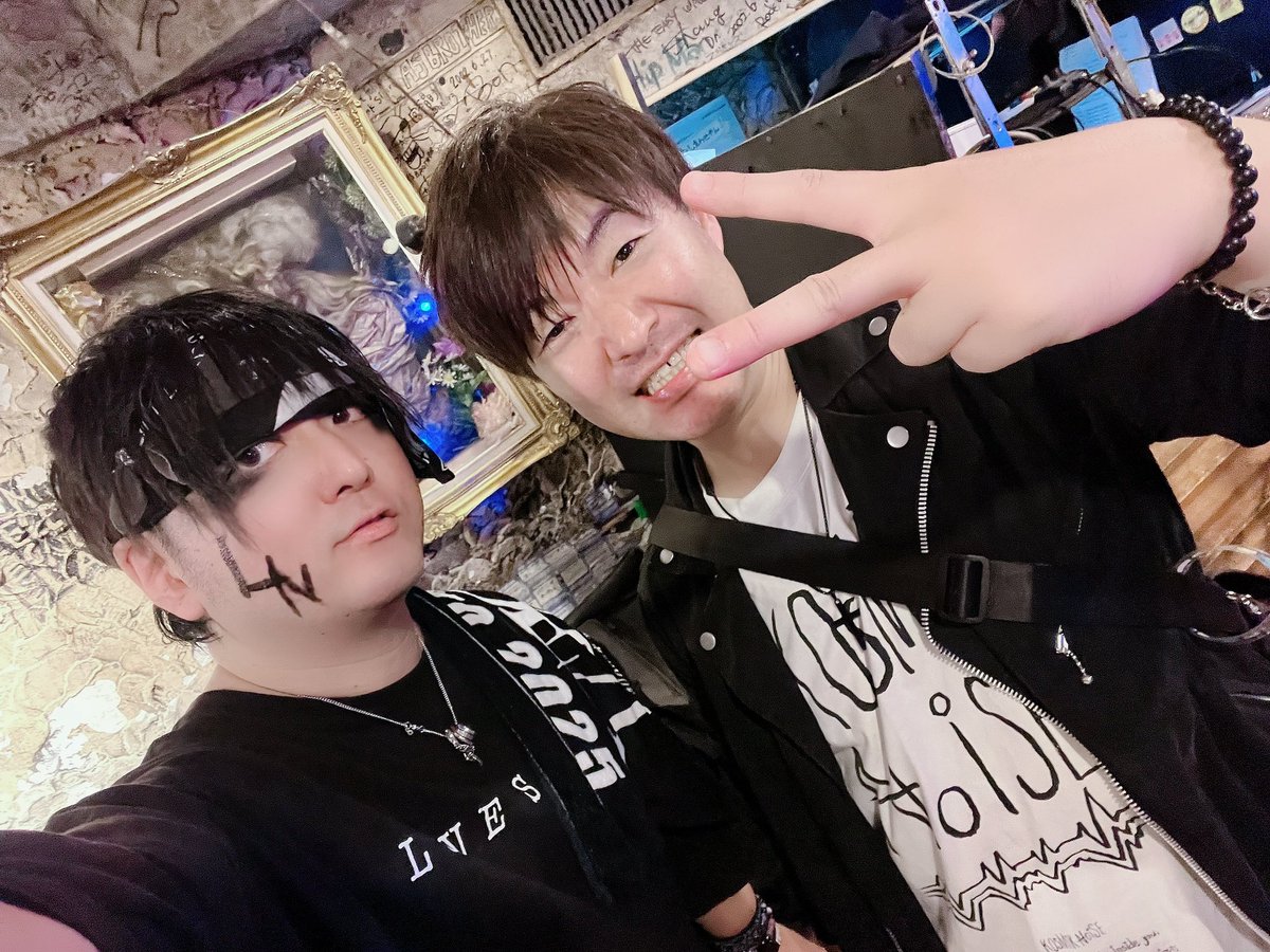 inocho_5st_bass's tweet photo. 📸9/27の思ひ出 ❷

①十数年振りの共演だったkazuking🎸

②いつぞやのGLAYセッションで出会ってから数年越しの初共演だったるな氏🥁

③今回初対面だったEvanさん🎸

④同じく今回初対面だったナガイさん🎤

限りなく灰色に近いLUNACIOUS...メンバー🌕

楽しい時間をありがとう‼️また何処かで✨️ https://t.co/zfVN0DWCpT
