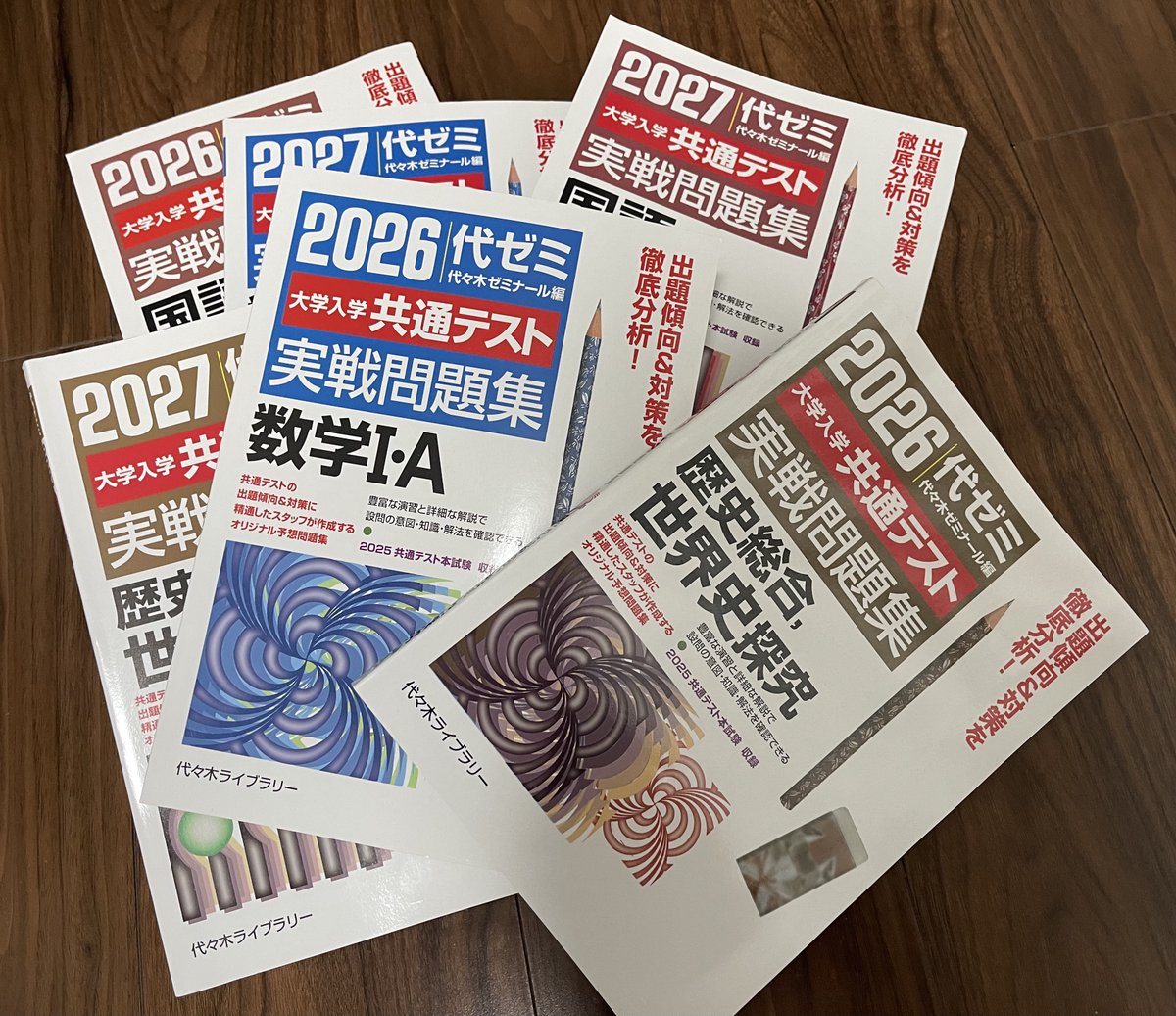 hirax's tweet photo. 同い年の58歳で吉田大学入学された方、凄いなとか思いながら、大学入学 共通テスト問題をひたすら読む。鉛筆を手にして、問題分を読み、マークシートを塗りつぶす。 https://t.co/kyxWg0eWNS