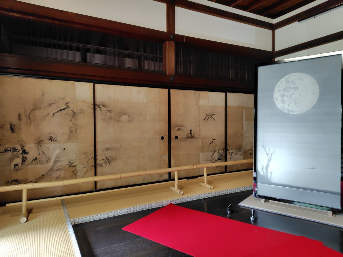 shurock888's tweet photo. 挾土秀平「もう一つの幽玄」
（大徳寺塔頭 真珠菴で公開日は残り、2026/10/2・3・4（予約優先））に行ってきました🌙

長谷川等伯や曾我蛇足らの襖絵を背景に、中村光江さん作の能面と挾土さんの作品とのコラボ作品に共鳴😌挾土さん御本人にも解説いただく、一期一会の贅沢な一時でした😍 https://t.co/PGm927WUDB