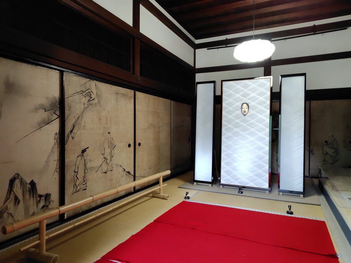 shurock888's tweet photo. 挾土秀平「もう一つの幽玄」
（大徳寺塔頭 真珠菴で公開日は残り、2026/10/2・3・4（予約優先））に行ってきました🌙

長谷川等伯や曾我蛇足らの襖絵を背景に、中村光江さん作の能面と挾土さんの作品とのコラボ作品に共鳴😌挾土さん御本人にも解説いただく、一期一会の贅沢な一時でした😍 https://t.co/PGm927WUDB