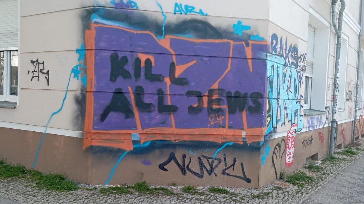 shcendo's tweet photo. "Damals" wie heute hat die antisemitische Bewegung 2 komplementäre Elemente:
(1) Die Fußsoldaten, z.B. hier zu sehen, auf "Pro-Palästina"-Hassmärschen, oder im Extremfall am Bondi Beach, Sydney.
(2) Eine akademisch-kulturelle Elite, die kontinuierlich Lügen und angeblich wissenschaftliche Theorien gegen die Juden (heute: Israel) ausspeit.

Und "damals" wie heute läuft es aufs Gleiche hinaus (Bsp aus Berlin, 2026):