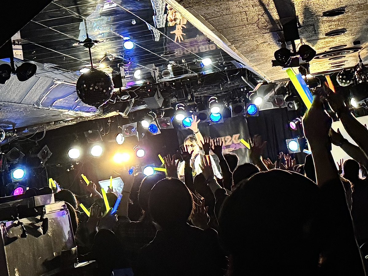cotorisann's tweet photo. MONJIさんのワンマン"笑顔の約束"
遊びに行ってきましたっ🙌

ちょいちょいお茶目な一面も見せてくれて会場を温めてくれつつ、最後のMCは泣きそうになってしまったわー🥹

暗闇に光を灯して、行き先を照らしてくれる灯台のような存在になりたいって話してたけど、既にそういうお方です✨

良いエネルギーもらったなぁ
しっかり笑顔にしてもらって帰りました☺️
MONJIさん素敵な時間をありがとう＆お疲れ様でした🫶