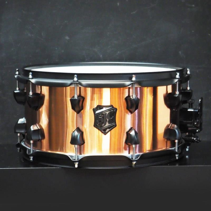 drumstation_akb's tweet photo. SJCのスネア、中古品でました！！
1mm厚のコパーシェルで14x7インチ。
野太くてヘヴィな鳴りが響き渡るメタルスネア！
ブラックパーツで引き締まったルックスもカッコ良しです！
ウェブページはリプからぜひ！ https://t.co/aMdbsA8ebu