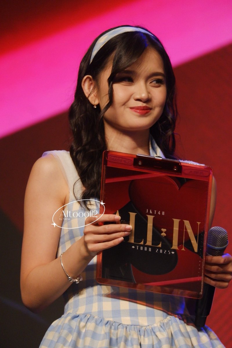 Altooo112's tweet photo. 2025                       2026

Moga tahun depan fotonya lebih proper dari tahun ini yaa 🫶 @C_IndahJKT48 https://t.co/RGuSN5yEz7