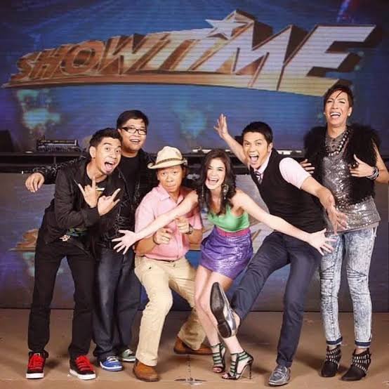 itzryugirl's tweet photo. Who dont belong to the show pero 17 years after wala pa rin makagawa ng nagawa nina Karylle Jugs at Teddy sa magpasikat not even Vice's anak anakans may ganon creative juices 😭 THE DISRESPECT IS INSANE

Si Jugs at Teddy pa talaga ang di belong sa show? https://t.co/UGFOZNsbAx