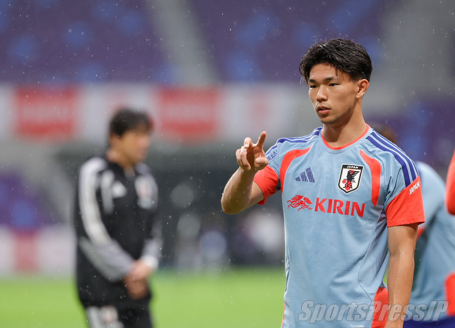 sportspressjp's tweet photo. 堂安律「僕たちもマシーンじゃない」　森保監督の苦言に「漢気を感じた」　塩貝健人は「呆れるしかない」

「全選手が、監督の漢気というか、選手を守ろうとしてくれる誠意をすごく感じたと思う」

ベネズエラ戦を翌日に控えた9月27日、堂安律は指揮官の行動についてそう語った。前日会見の最後、森保一監督は自ら切り出して、一部メディアの配信に苦言を呈した。

問題とされたのは、北中米W杯期間中の個人練習で堂安と塩貝健人がヒートアップし、堂安が塩貝に強い言葉を浴びせたとする内容だ。森保監督は、配信者本人がその場面を見ておらず「人から聞いた」と話している点を指摘したうえで、「どちらかが威圧して汚い言葉を使ったということはない」と否定した。この件で選手から訴えがあったわけではないとも説明し、選手が傷つくような配信を控えるよう求めた。

「あんな発言は呆れるしかない。エビデンスもない」

塩貝は取材エリアで、はっきりとした口調でそう語った。配信の中では自身に対しても失礼なことを言われていたとしたうえで、「律君とは今も普通に話すし、僕もリスペクトしている。なんで外から、なかったことを言われるのか」と、2人の関係に変わりはないことを強調した。

一方の堂安は、報道そのものより、メディアと選手の関係が損なわれることを懸念した。

「僕のことを15、16、17歳の頃から知っていて、ちゃんと僕の意見を聞いて書いてくれるメディアがいるのは知っている。築いてきた信頼関係が1人の言葉で崩れて、選手が『話したくない』とメディア嫌いになるのはもったいない」

さらに「僕たちもマシーンじゃない。感情的にもなるし、その感情がみんなの書く記事を面白くしていると思う。だからこそ、違うことを書かれると嫌だと感じる選手は多い」と続けた。

Photo by Kyoko Hayashi / SportsPressJP
#日本代表 #SAMURAIBLUE