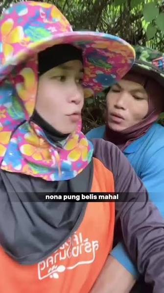 vardoc1swz's tweet photo. Tiba-tiba muncul di beranda banyak orang 👀 tante kebun sawit viral bikin netizen langsung penasaran. Ada yang sudah tahu cerita lengkapnya? Simak video lengkapnya di komentar 👇

#KebunSawit #TanteViral https://t.co/w77Udck4q4