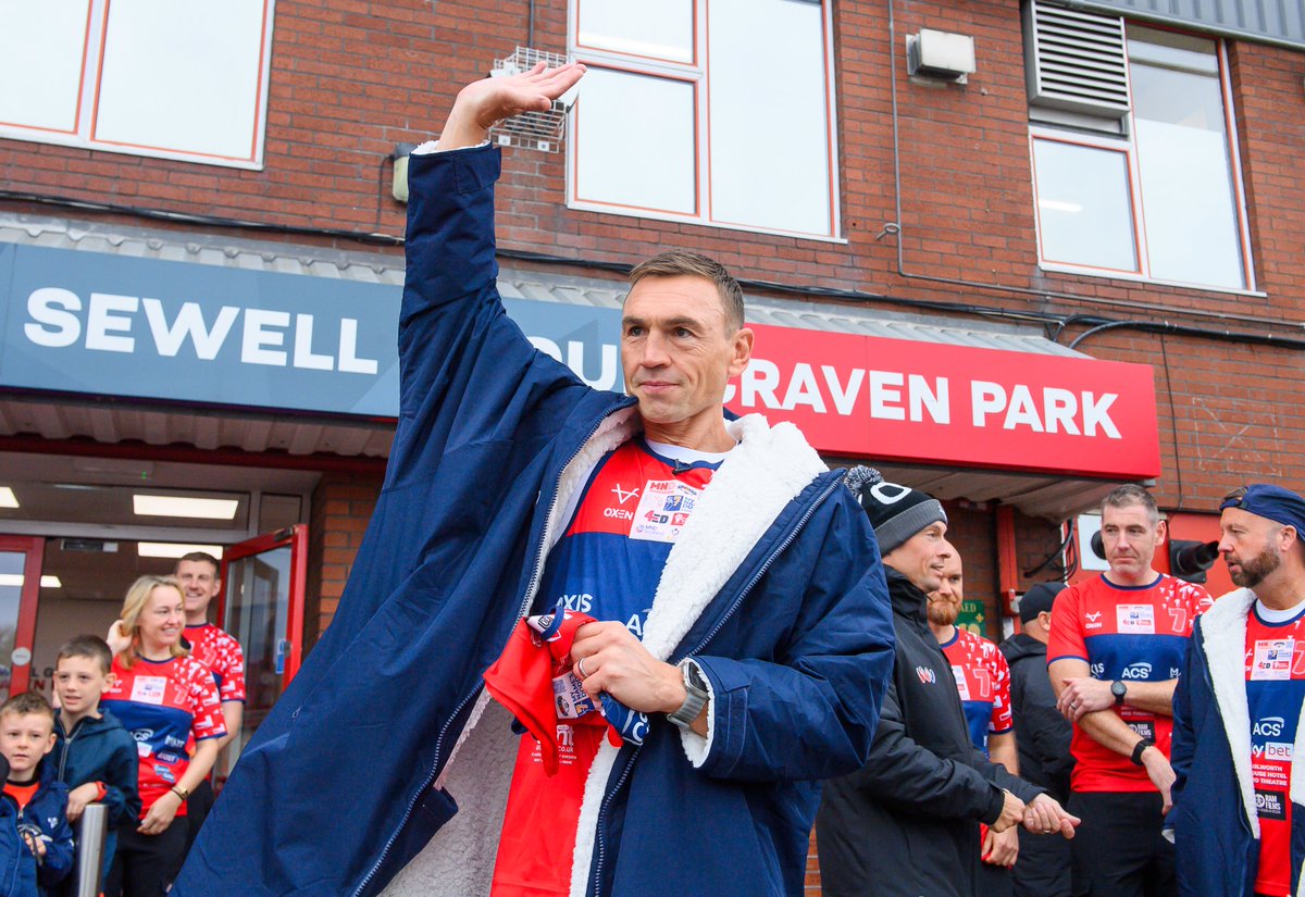 SuperLeague's tweet photo. Good luck to Sir Kevin Sinfield and his team as their seventh and final 7 in 7 Challenge gets underway today 👏

The team will visit all 12 English @Betfred #SuperLeague clubs before finishing on the pitch at Old Trafford ahead of the Grand Final on Saturday 🙌 https://t.co/USSAKwL5vZ