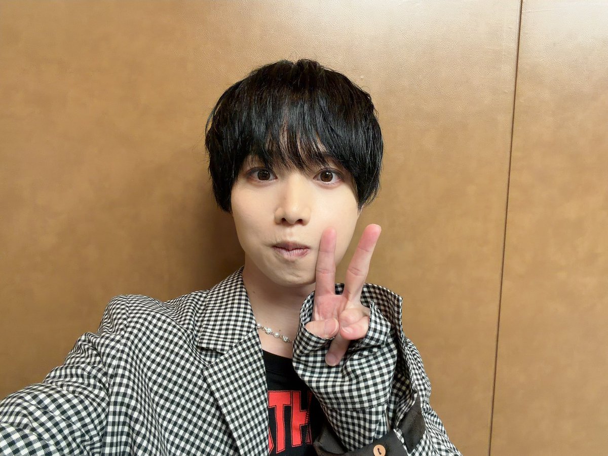 uechan_0905's tweet photo. 植田圭輔バースデーイベント
　「うえフェス2026」昼夜両部とも無事に終了しました！！！！

ご来場誠にありがとうございました。

幸せで、元気になれるそんな時間を皆様と共に創れたかなと^ ^

ゲストの廣瀬大介様、和田琢磨様

共に盛り上げていただき本当にありがとうございました。幸せ時間でした❤️

そして、大阪東京とMCを務めてくれた足立英昭！！！

最高にありがとう。

スペシャルサンクス

植田圭輔を応援いただいてる皆様⭐️

今年のバーイベ　　完！！

注意　　左手の薬指についてる指輪は廣瀬大介氏からの贈り物だからね！！！

余談　　　　ひでと私服被って朝から大爆笑しましたとさ。
