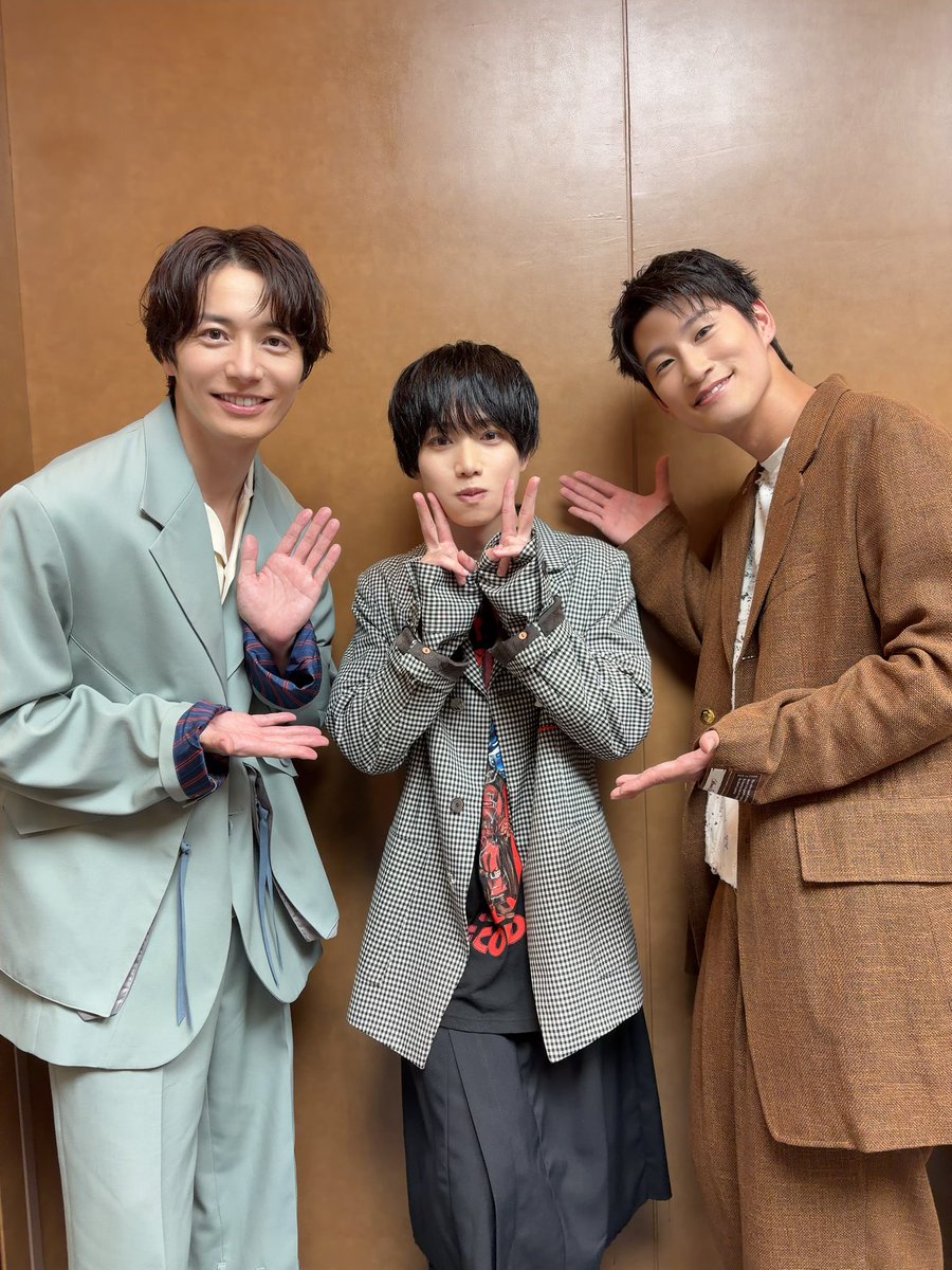 uechan_0905's tweet photo. 植田圭輔バースデーイベント
　「うえフェス2026」昼夜両部とも無事に終了しました！！！！

ご来場誠にありがとうございました。

幸せで、元気になれるそんな時間を皆様と共に創れたかなと^ ^

ゲストの廣瀬大介様、和田琢磨様

共に盛り上げていただき本当にありがとうございました。幸せ時間でした❤️

そして、大阪東京とMCを務めてくれた足立英昭！！！

最高にありがとう。

スペシャルサンクス

植田圭輔を応援いただいてる皆様⭐️

今年のバーイベ　　完！！

注意　　左手の薬指についてる指輪は廣瀬大介氏からの贈り物だからね！！！

余談　　　　ひでと私服被って朝から大爆笑しましたとさ。
