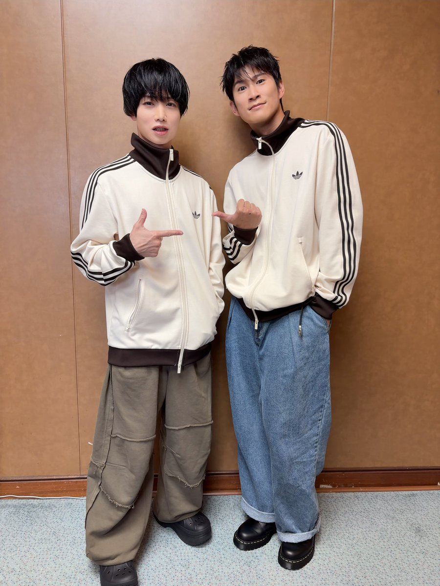 uechan_0905's tweet photo. 植田圭輔バースデーイベント
　「うえフェス2026」昼夜両部とも無事に終了しました！！！！

ご来場誠にありがとうございました。

幸せで、元気になれるそんな時間を皆様と共に創れたかなと^ ^

ゲストの廣瀬大介様、和田琢磨様

共に盛り上げていただき本当にありがとうございました。幸せ時間でした❤️

そして、大阪東京とMCを務めてくれた足立英昭！！！

最高にありがとう。

スペシャルサンクス

植田圭輔を応援いただいてる皆様⭐️

今年のバーイベ　　完！！

注意　　左手の薬指についてる指輪は廣瀬大介氏からの贈り物だからね！！！

余談　　　　ひでと私服被って朝から大爆笑しましたとさ。