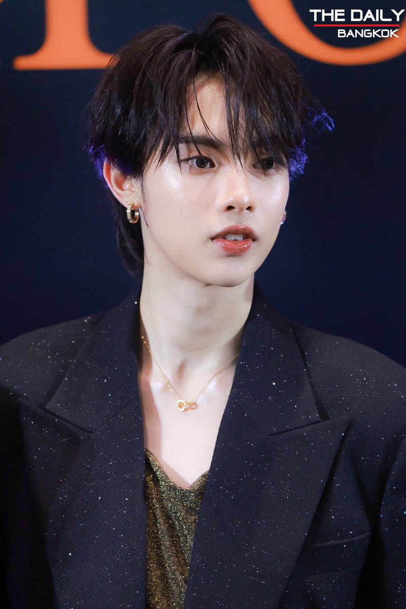 thedailybkk's tweet photo. "ฟีฟ่า ธนัช" ร่วมเดิน BLACK CARPET ในงาน "FEED X KHAOSOD AWARDS 2026" 

FEED KHAOSOD X DMDTRAINEE
#DMDTrainee #Fifa_th
#FEEDxKHAOSODAwards2026 https://t.co/dqeT7xtT08