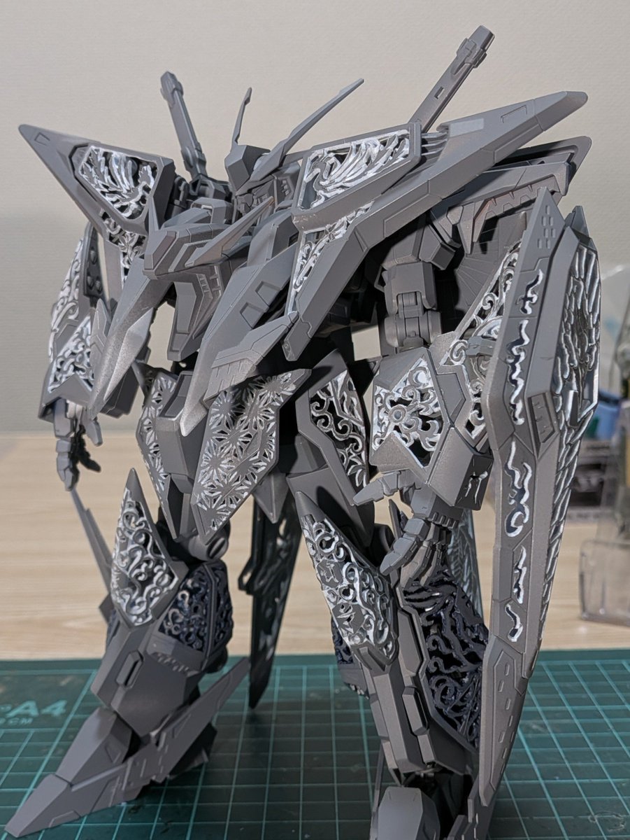 chacknoress's tweet photo. Xでも展示会でもよく
「工具何使ってるんですか？」
と訊かれるんですが全てピンバイスとデザインナイフで作業してます。一日一時間でも、30分でもいいから少しづつ削るのです。すると1年で一体しか完成させられないモデラーになります。大抵「頭おかしい」と言われます。

うるせぇ!!彫り師になろう!! https://t.co/4PeDrcT15w