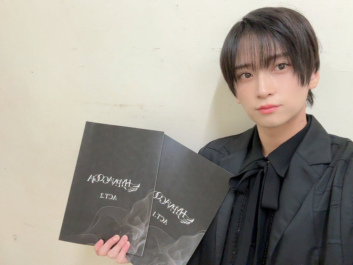 ara_mackey's tweet photo. READING HIGH noir
『HYPNAGOGIA～ヒプナゴギア～』
全公演無事終了致しました📖

ご来場、そして配信をご視聴頂いたみなさまありがとうございました！！

生演奏、そして素敵な本とキャストでお送りすることができて本当に幸せでした✨
全公演楽しかったっ。
またやりたいな。

写真はみんなと。 https://t.co/KJJGARZDnO