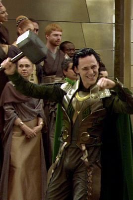Bri_liarloki's tweet photo. オフショ見てると、かなりの頻度でハンマー握ってるトムヒ(ロキ) https://t.co/HW8xrBVEXg