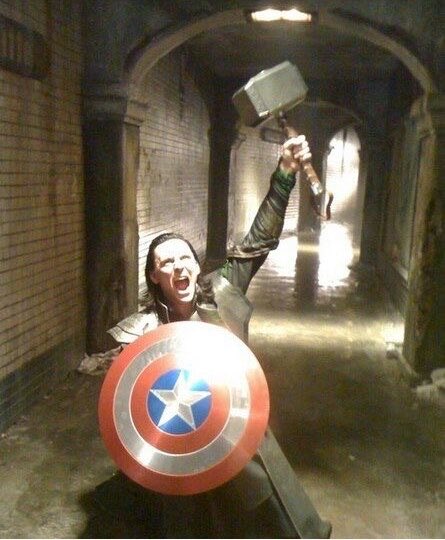 Bri_liarloki's tweet photo. オフショ見てると、かなりの頻度でハンマー握ってるトムヒ(ロキ) https://t.co/HW8xrBVEXg